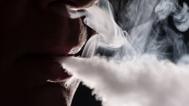 Gerade wer schon lange raucht, braucht Wissen und Instrumente, um das Suchtverhalten zu stoppen. - &copy; Franziska Gabbert/dpa-tmn