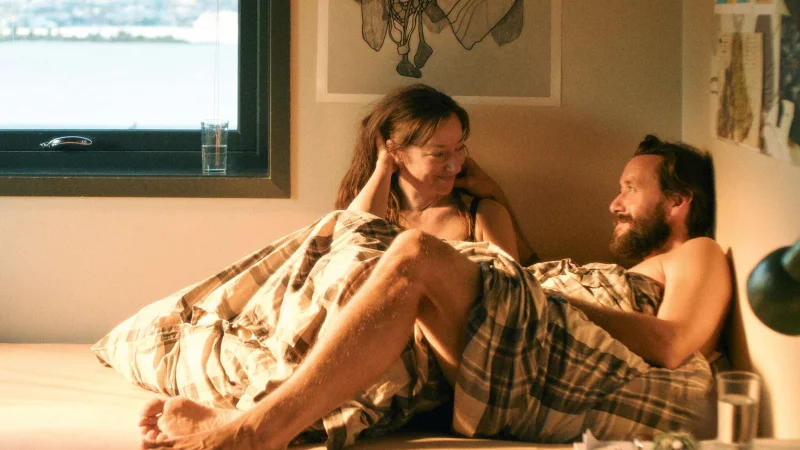 Andrea Braein Hovig (l) als Marianne und Thomas Gullestad als Ole in einer Szene des Films. - © Lukasz Bak/Alamode Film/dpa