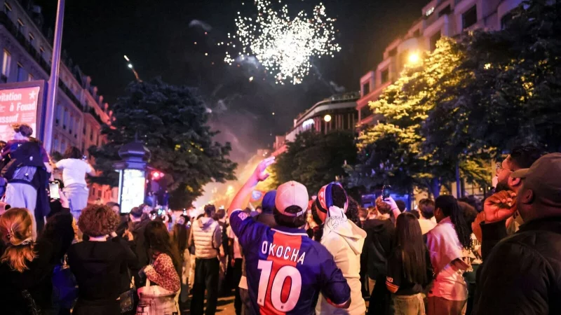 Bei den Feiern nach dem PSG-Sieg hat ein Auto drei Menschen umgefahren und verletzt (Archivbild). - © Thomas Padilla/AP/dpa