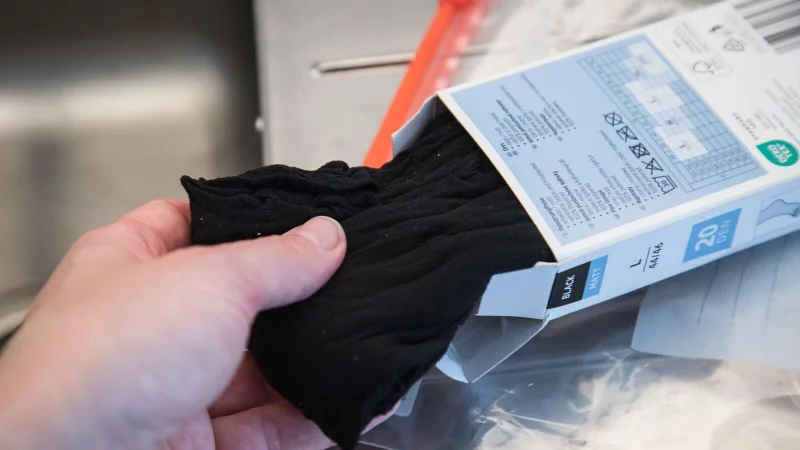 Strumpfhosen sind dafür bekannt, schnell einzureißen. Wird sie mit Hilfe eines Lifehacks widerstandsfähiger? - © Christin Klose/dpa-tmn