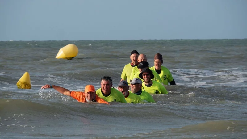 Bald ist es geschafft: die Gruppe gegen Ende des Meerwasserwanderns mit Erfinder Thomas Wallyn. - &copy; Andreas Drouve/dpa-tmn