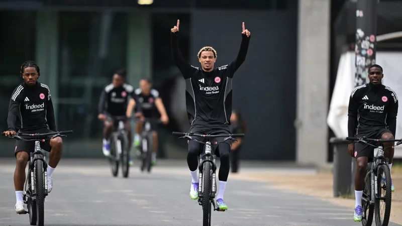 Der FC Liverpool soll an Frankfurts Hugo Ekitiké (l) interessiert sein. - © Arne Dedert/dpa