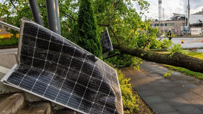 Sturmschäden und Co.: Wenn die Solaranlage selbst in Mitleidenschaft gezogen wird, springt in der Regel die Hausratversicherung ein. - © Lino Mirgeler/dpa/dpa-tmn