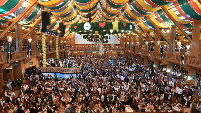 Einige Bayern-Profis und auch Coach Kompany haben sich bereits auf dem Oktoberfest umgesehen. - &copy; Felix H&ouml;rhager/dpa