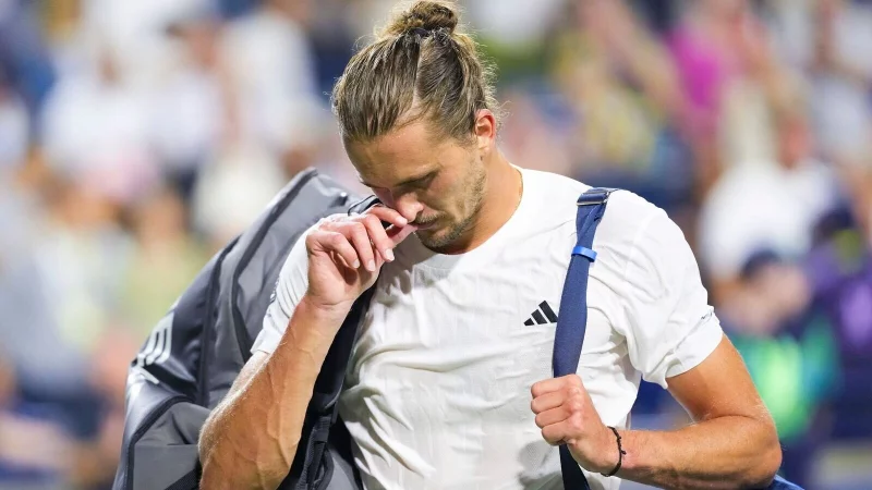 Vergab einen Matchball und verlor im Anschluss das Halbfinale: Alexander Zverev. - © Chris Young/The Canadian Press/AP/dpa