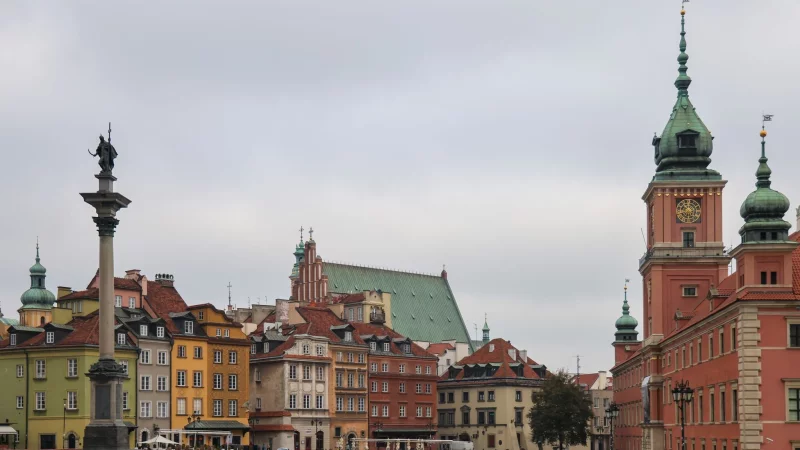 Die Altstadt von Warschau mit dem Warschauer Königsschloss (r.) zählt zum Unesco-Weltkulturerbe. - © Jan Woitas/dpa