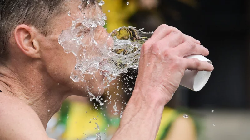 Abk&uuml;hlung: Lauwarmes Wasser schont den Kreislauf besser als eiskaltes. - &copy; Sebastian Gollnow/dpa/dpa-tmn