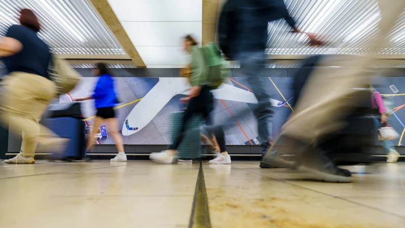 Fliegen bedeutet meist ohnehin Stress - viele Menschen, Zeitdruck, &Auml;nderungen. Wenn auch noch Angst dazukommt, ist schon der Weg zum Gate ein Horrortrip. - &copy; Andreas Arnold/dpa/dpa-tmn