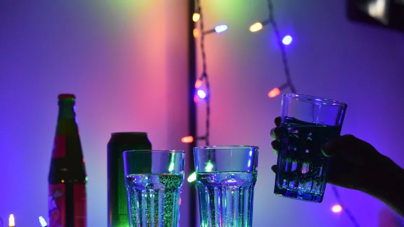 Ausgelassen feiern, und dann das: nach einem Schluck aus dem Glas pl&ouml;tzliche Bewusstlosigkeit. Dann k&ouml;nnen K.-o.-Tropfen im Spiel sein. - &copy; Christian Thiele/dpa/dpa-tmn