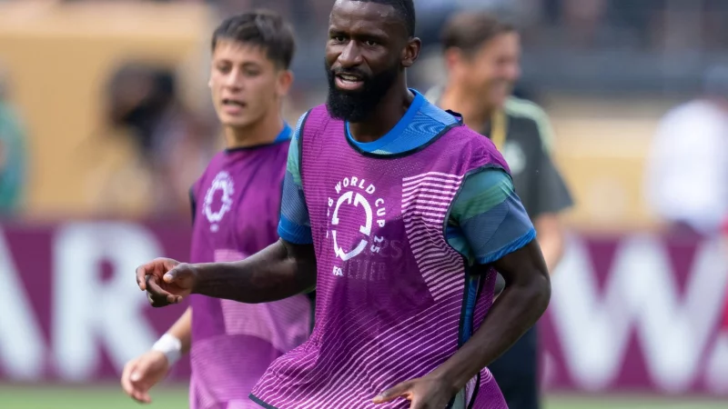 Antonio Rüdiger (r) entschuldigt sich erneut für seinen Ausraster. (Archivbild) - © Sven Hoppe/dpa