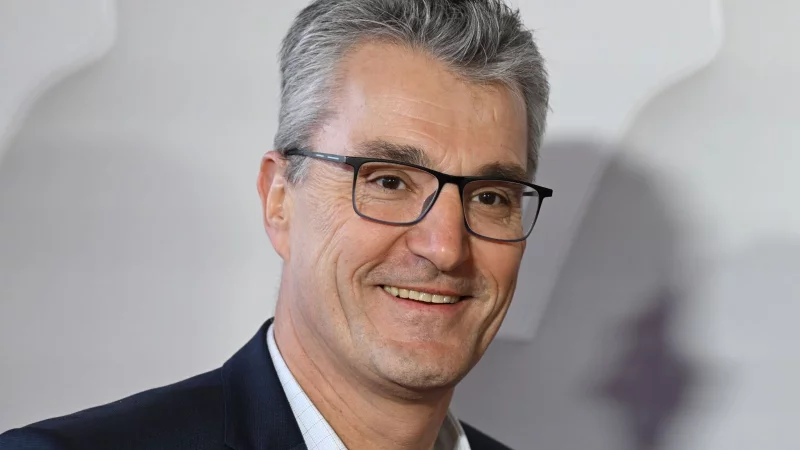 Erklärt die langen Nachspielzeiten im Profifußball: Schiri-Boss Knut Kircher. - © Arne Dedert/dpa