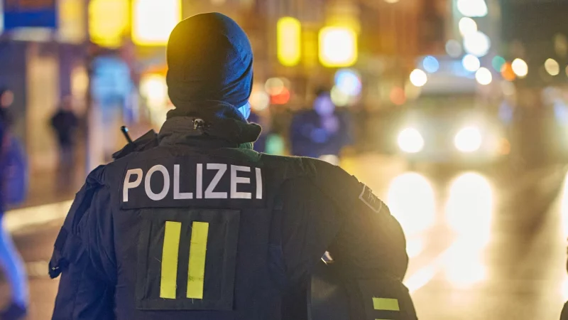 Für Konfliktsituationen geschult: Auch Polizisten sind in ihrem Berufsalltag mit Gewalt und Widerstand konfrontiert. - © Thomas Frey/dpa/dpa-tmn