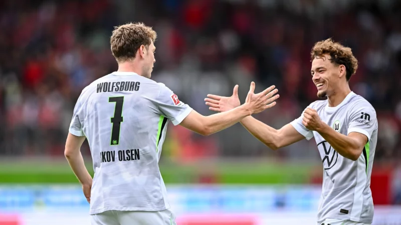 Brachte den VfL in Führung: Der Däne Andreas Skov Olsen (l.). - © Harry Langer/dpa
