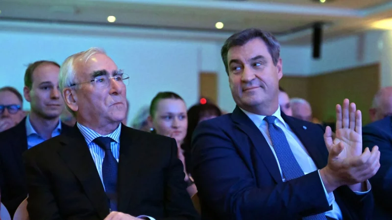 Ein Spa&szlig; von Theo Waigel &uuml;ber S&ouml;ders Aktivit&auml;t in den sozialen Netzwerken soll Bayerns Ministerpr&auml;sident zum Schmunzeln gebracht haben. (Archivbild) - &copy; Niklas Treppner/dpa