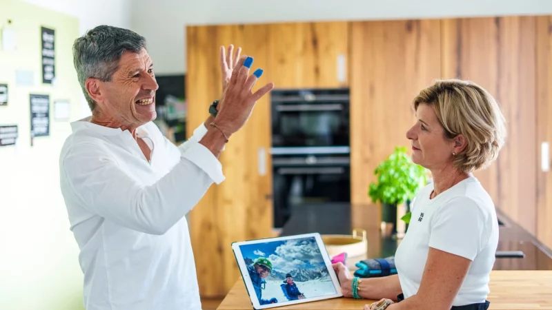 Merk und seine Frau schauen Bilder an. - &copy; Andreas Arnold/dpa