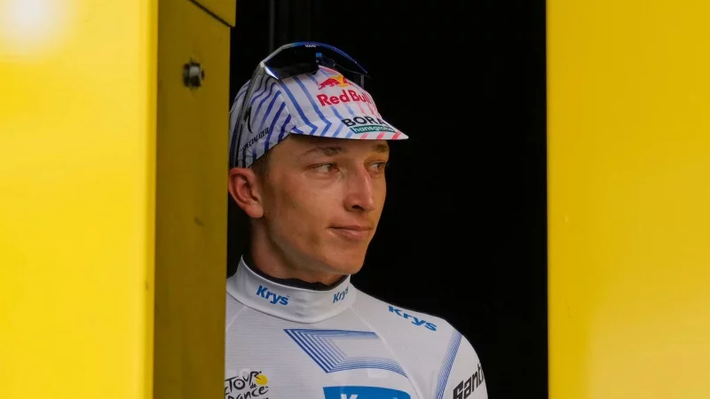 Florian Lipowitz trägt bei der Tour de France nun das Weiße Trikot des besten Nachwuchsfahrers. - © Mosa\\\'ab Elshamy/AP/dpa