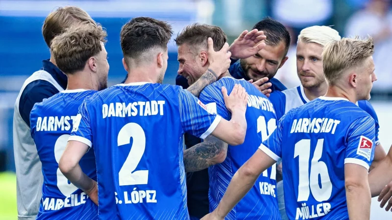 Verabschiedete sich mit einem Sieg von Darmstadt 98: Tobias Kempe. - © Andreas Gora/dpa