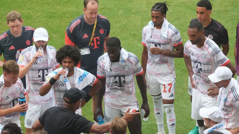 Bei der Club-WM - hier zu sehen Spieler des FC Bayern - gab es immer wieder Trinkpausen zur Erholung. - © Marta Lavandier/AP/dpa