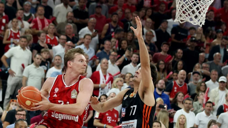 Justus Hollatz (links) und Ben Saraf kämpfen um den Ball. - © Matthias Stickel/dpa