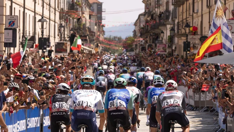 Die 80. Vuelta wurde in Italien gestartet. - © Marco Alpozzi/LaPresse via AP/dpa