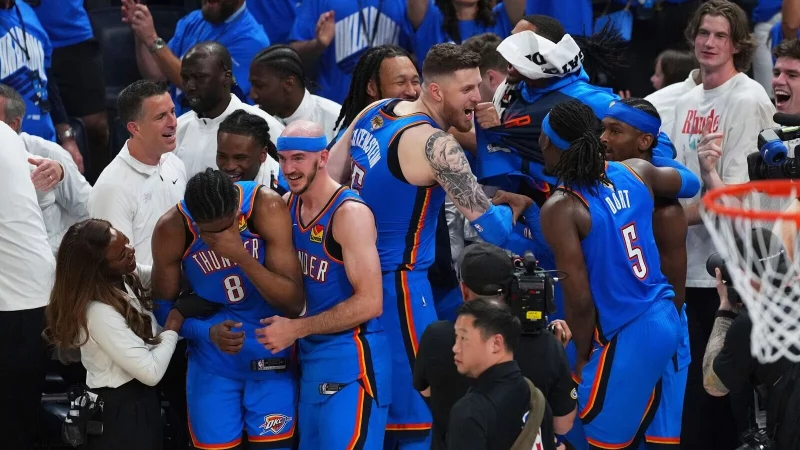 Die ersten Sekunden als NBA-Champion erlebte Isaiah Hartenstein mit den anderen Stammkräften an der Seitenlinie. - © Nate Billings/AP/dpa