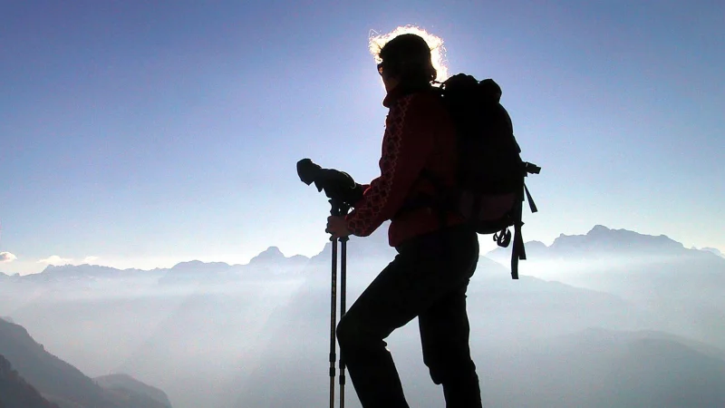 Glei&szlig;endes Sonnenlicht: Gerade beim Wandern und in der H&ouml;he wird spezielle UV-Schutzkleidung auch Erwachsenen empfohlen. - &copy; Wolfgang Kumm/dpa/dpa-tmn