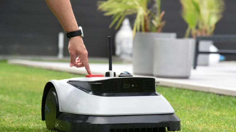 Leistung, Sicherheit, Installation: Die individuellen Bedürfnisse spielen eine entscheidende Rolle bei der Wahl des passenden Mähroboters. - © Conny Kurz/Tüv Süd/dpa-tmn