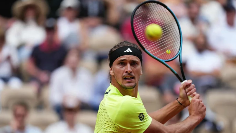 Alexander Zverev hatte in Paris nur einen Kurzeinsatz und steht im Viertelfinale. - © Dimitar Dilkoff/AFP/dpa