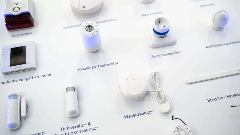 Alles im Griff: Mit einem Smart-Home-System lassen sich Heizung, Licht und Sicherheit bequem steuern. - © Florian Schuh/dpa-tmn