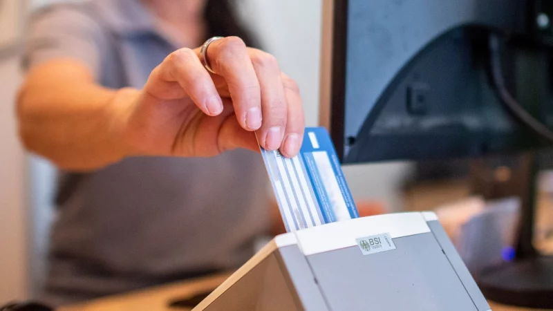 Mehr Leistung fürs Geld: Ein Kassenwechsel kann sich richtig lohnen. - © David Inderlied/dpa/dpa-tmn