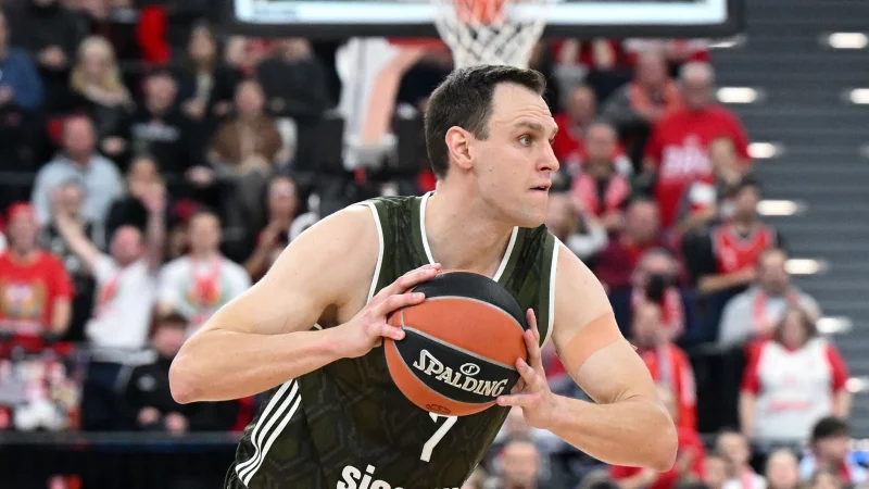 Johannes Voigtmann und die Bayern-Basketballer sind in den Playoffs auf Halbfinal-Kurs. - © Sven Hoppe/dpa