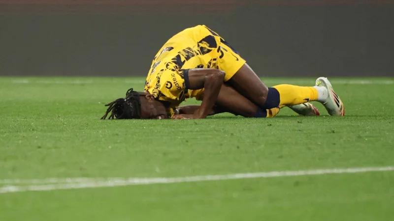 Schmerzhaftes Ende für Yann Aurel Bisseck. - © Christian Charisius/dpa