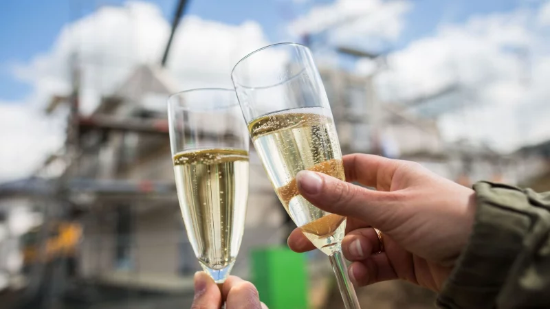 Wer sich ruhigen Gewissens auf sein Eigenheim freuen m&ouml;chte, sollte vor dem Immobilienkauf alle Vertr&auml;ge unabh&auml;ngig rechtlich pr&uuml;fen lassen. - &copy; Frank Rumpenhorst/dpa-tmn