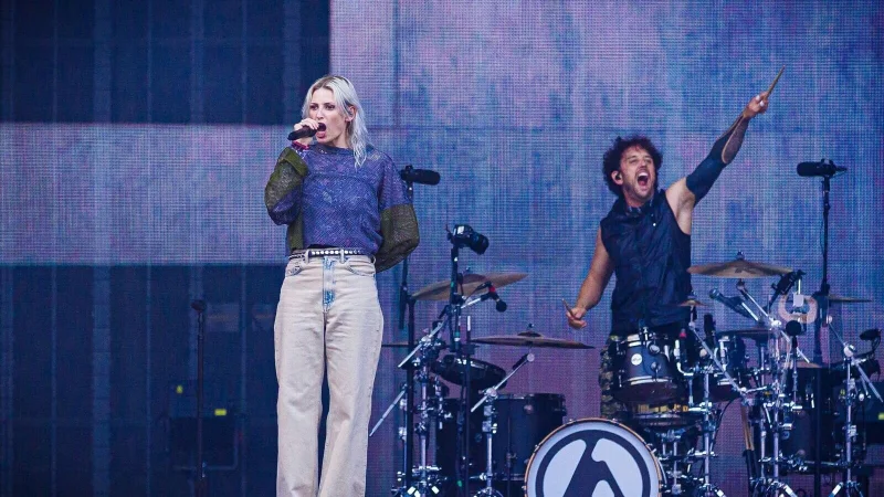 Emily Armstrong &uuml;berzeugt als Frontfrau mit ihrer kr&auml;ftigen Stimme, die m&uuml;helos zwischen glasklaren H&ouml;hen und w&uuml;tenden Shouts wechselt. - &copy; Moritz Frankenberg/dpa