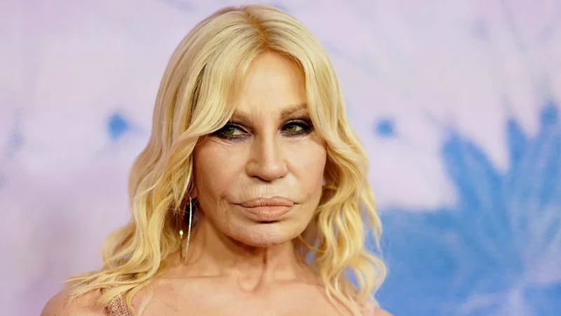 Donatella Versaces Look verzauberte ihre Fans in den sozialen Medien. (Archivbild) - © Jordan Strauss/Invision/AP/dpa