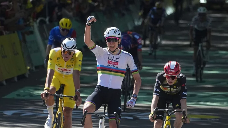Der Slowene Tadej Pogacar (M) feiert seinen Sieg auf der vierten Etappe der 112. Tour. - © Thibault Camus/AP/dpa