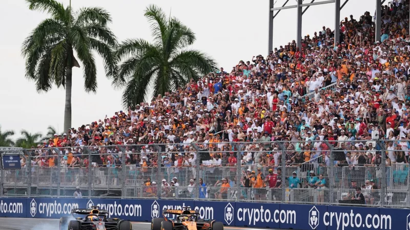 Oscar Piastri (r) ist der Mann der Stunde in der Formel 1. - © Rebecca Blackwell/AP/dpa