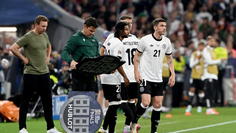 Nächster missglückter Dreifach-Wechsel: Bundestrainer Julian Nagelsmann (l) bringt beim Stand von 1:0 Serge Gnabry, Niclas Füllkrug und Robin Gosens. - © Federico Gambarini/dpa