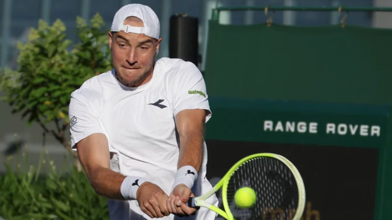 Jan-Lennard Struff spielt am Donnerstag sein Zweitrundenmatch zu Ende. - © Frank Molter/dpa