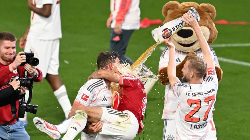 Feierlaune nach der Meisterschaft: Heidenheims Trainer Schmidt glaubt nicht, dass die Ibiza-Reise des FC Bayern für eine Wettbewerbsverzerrung sorgen könnte. - © Sven Hoppe/dpa