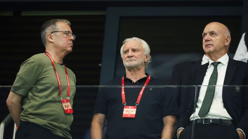 Verspricht einen anderen Auftritt im nächsten Spiel: DFB-Geschäftsführer Andreas Rettig (l). - © Christian Charisius/dpa