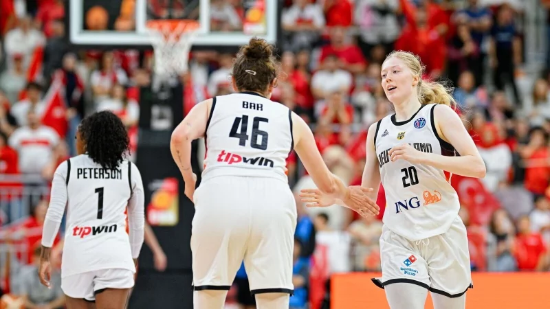 Bessoir und B&auml;r freuen sich. - &copy; Uwe Anspach/dpa