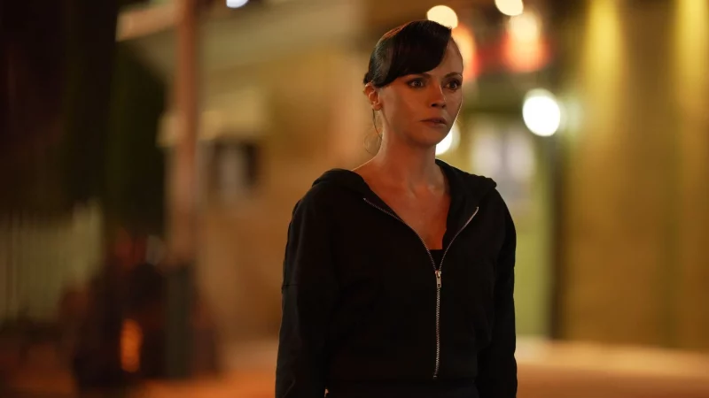 Christina Ricci als Alice in einer Szene des Films «Guns Up». - © David Scott Holloway/Splendid Films/dpa