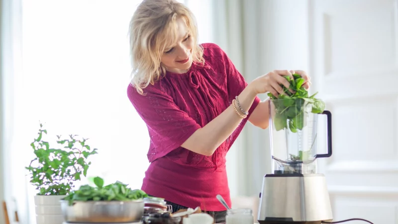 Spinat zu p&uuml;rieren sollte wohl f&uuml;r jeden Standmixer kein Problem sein. Wer aber h&auml;rtere Sachen wie N&uuml;sse zerkleinern will, sollte zu einem leistungsst&auml;rkeren Ger&auml;t greifen. - &copy; Christin Klose/dpa-tmn