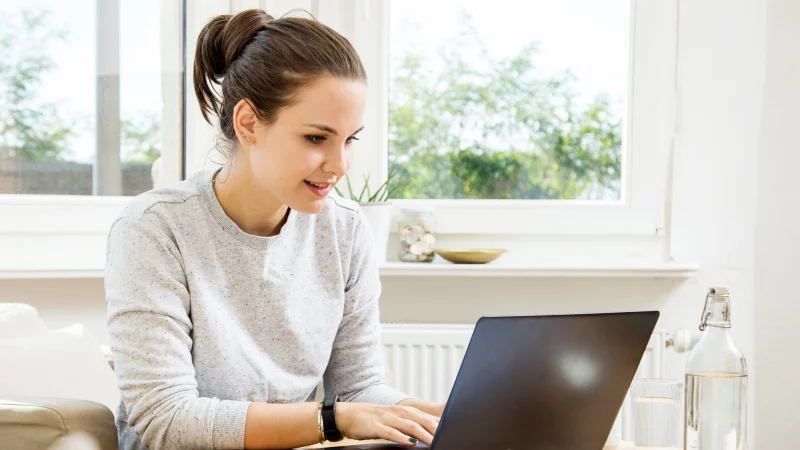 Viele junge Menschen ziehen zum Ausbildungs- oder Studienstart in die erste eigene Wohnung und ben&ouml;tigen daf&uuml;r beh&ouml;rdliche Dokumente oder Nachweise. Unseri&ouml;se Anbieter nutzen das aus. - &copy; Christin Klose/dpa-tmn