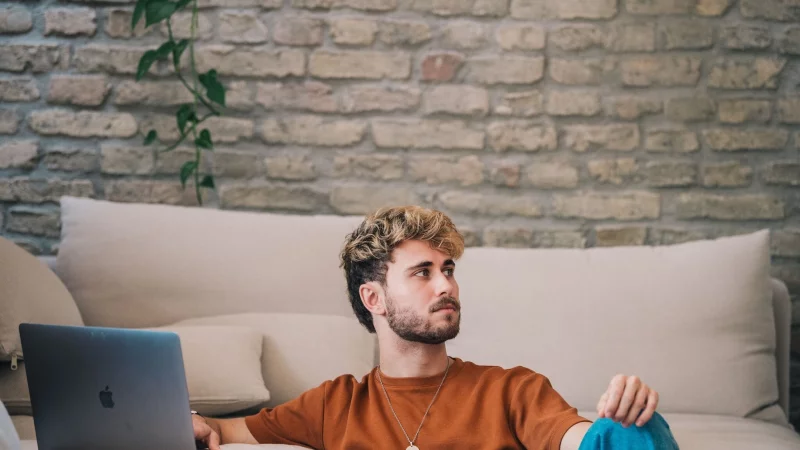 Hier erreichen uns halbseidene Coaching-Angebote, Trainings und Gurus besonders gerne: am Rechner, im Netz. - &copy; Zacharie Scheurer/dpa-tmn