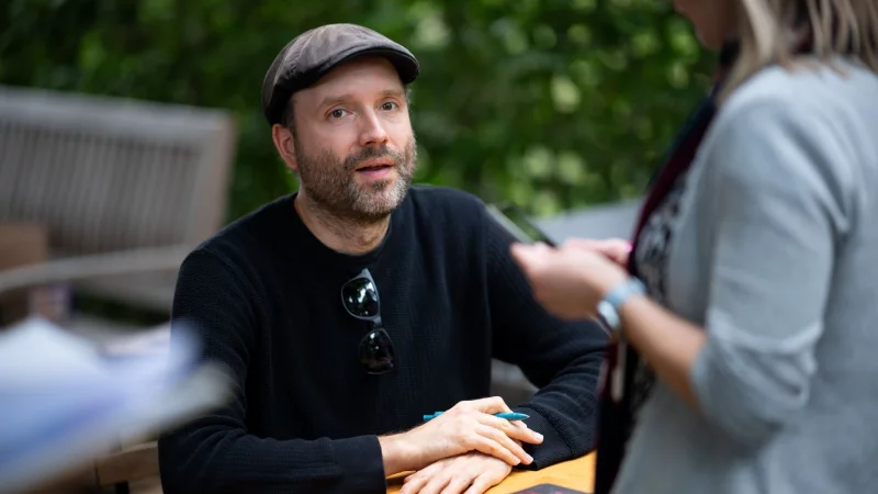 Der Autor Marc-Uwe Kling ist nach eigenen Angaben trotz seiner Erfolge immer noch eher sparsam. (Archivbild) - &copy; Sebastian Christoph Gollnow/dpa