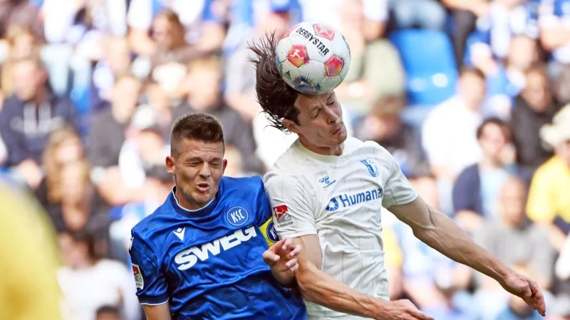 Die Zuschauer sahen im Karlsruher Wildpark ein intensives Spiel. - &copy; Uli Deck/dpa