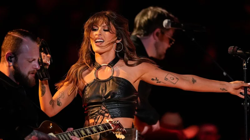 Newcomerin Ella Langley räumt die meisten Trophäen ab. - © Chris Pizzello/Invision/AP/dpa