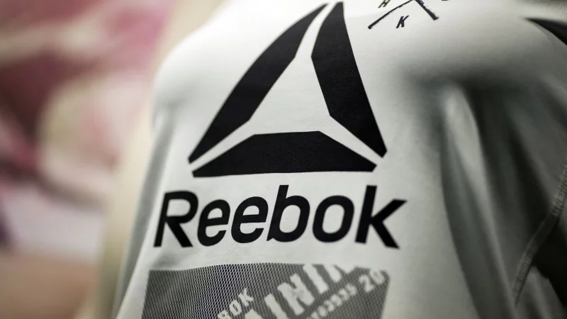 Das Reebok-Logo auf einem Shirt. (Archivbild) - &copy; Daniel Karmann/dpa